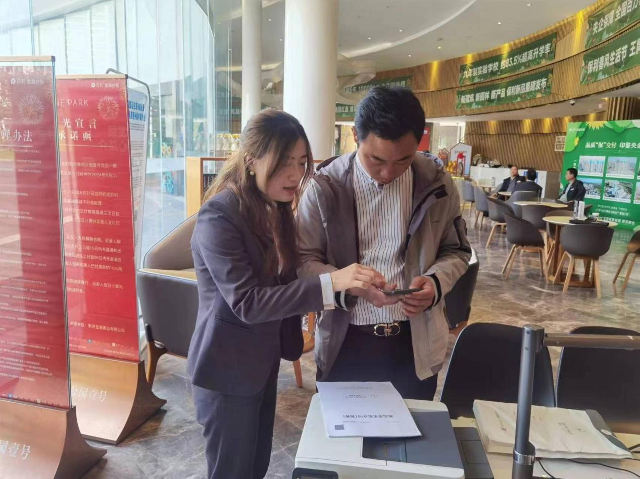 下载"鄂汇办"app,填报信息,人脸识别,在线上传资料,缴纳税费,一步一步